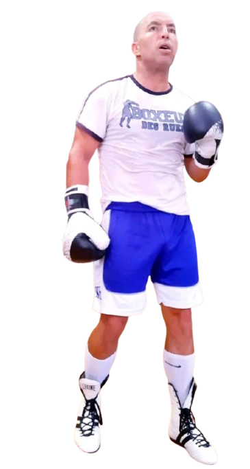 Adel Abidi in tenuta da boxe durante un allenamento con i colpitori