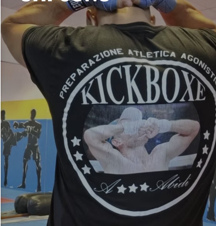 Adel Abidi di spalle con la maglia Preparazione Atletica Agonistica Kickboxe