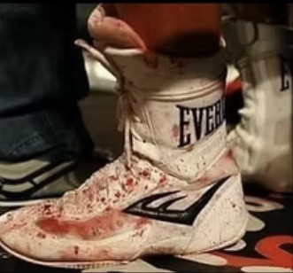 Scarpe da boxe segnate dal sudore e dallo sforzo