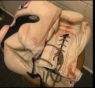 Guantoni da boxe usurati dall'allenamento