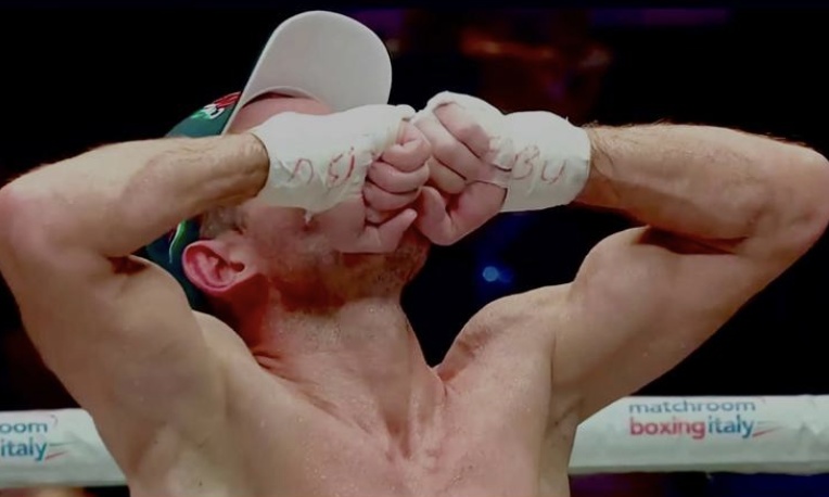 Adel Abidi si prepara sul ring prima di un combattimento