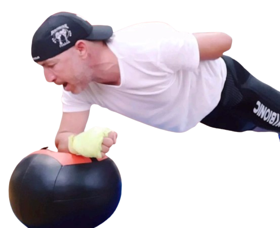 Adel Abidi durante un esercizio di preparazione atletica su medicine ball